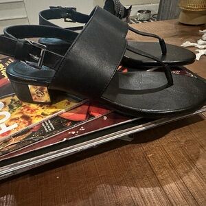 MICHAEL KORS LEATHER T STRAP  Sandals